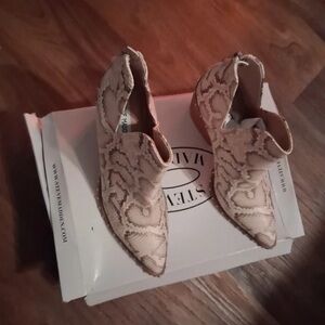 Boots Beige Snake-Print Pointed Toe Ankle Booties with Cutout Vamp